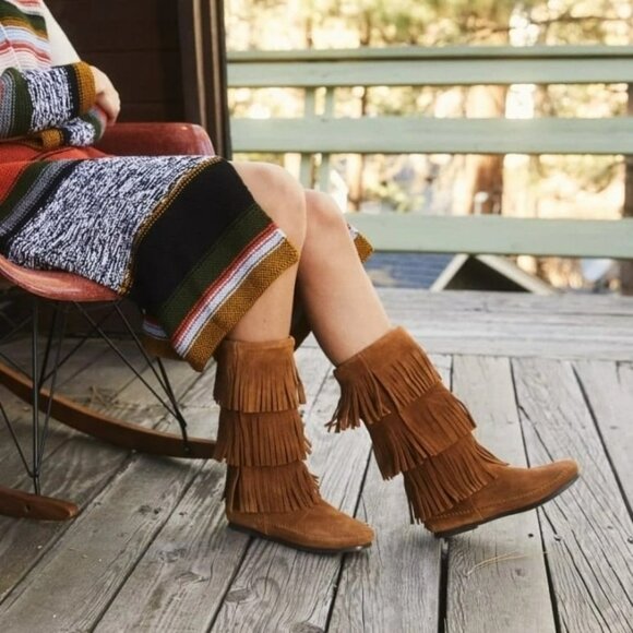 New Minnetonka 3-Layer Fringe Boots Size 6 - Tan *Best Seller* - Picture 1 of 9